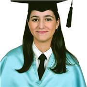 Soy maestra de Primaria, he estudiado en la universidad de Sevilla y tengo la especialidad en Lengua Inglesa